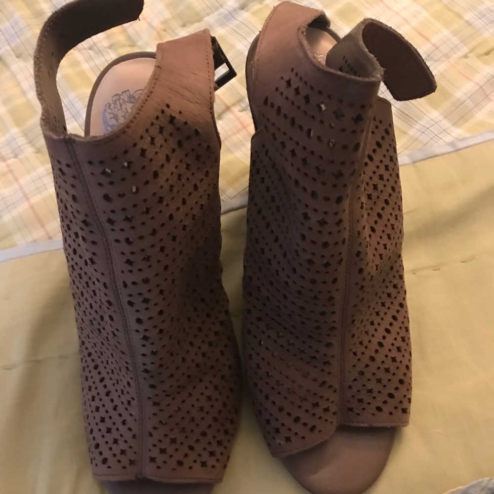 Vince Camuto Beige Tan opened Toe Stacked Heel Slingback Booties shoes size 6